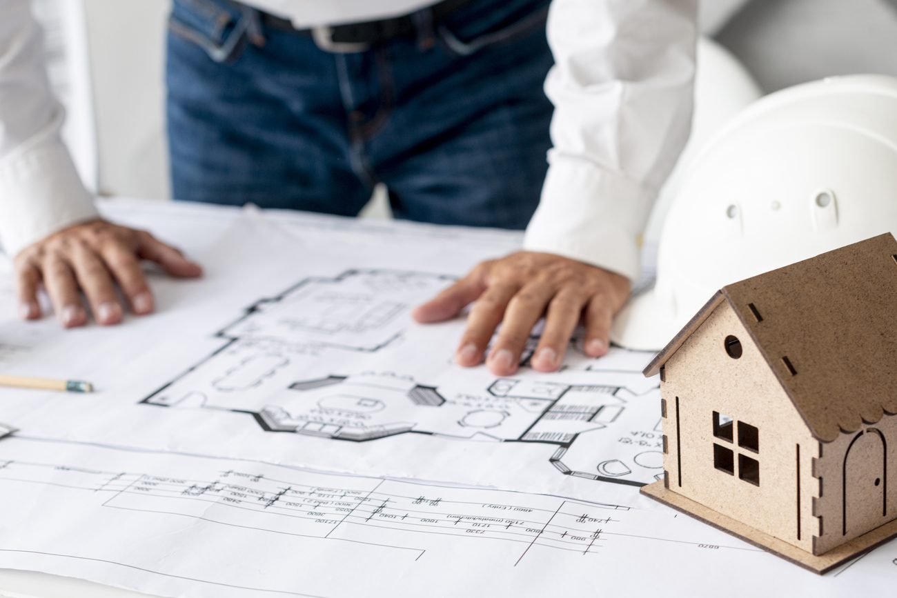 Projetista analisando a planta da casa