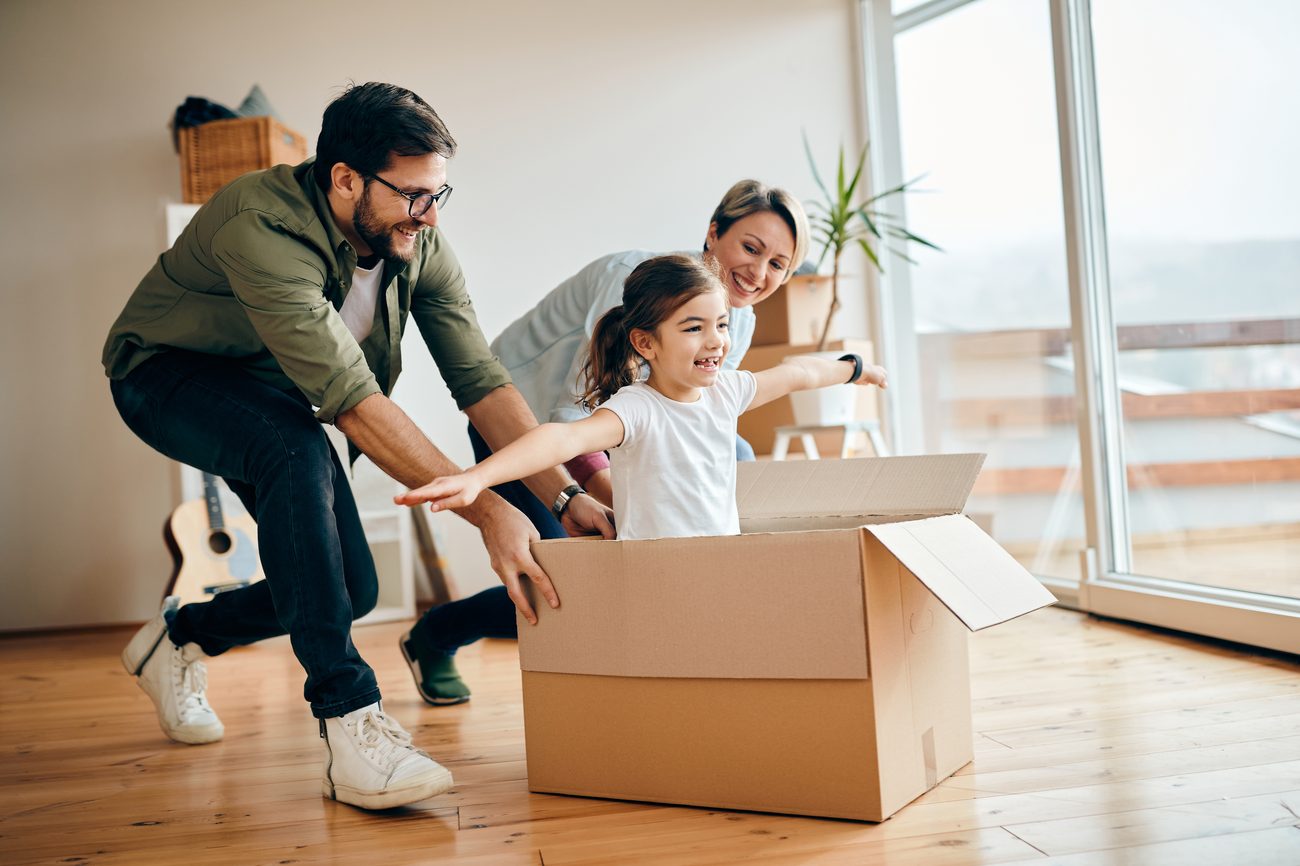 Família feliz se mudando para a casa nova