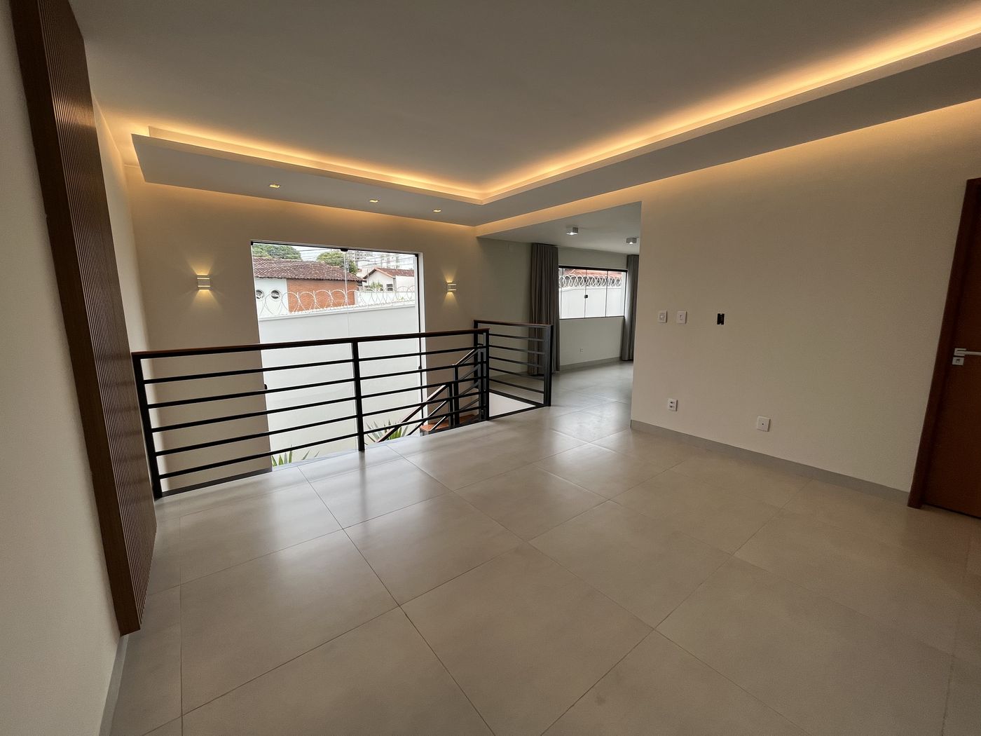 Sala ampla com sanca iluminada em casa entregue pela Masta