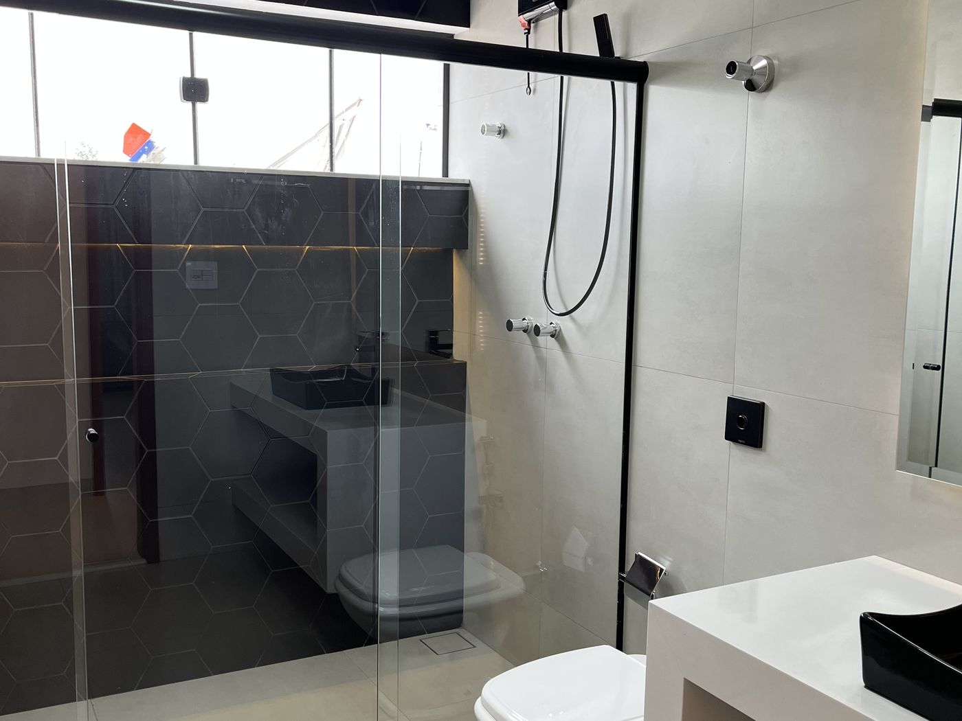Banheiro acabado com box de vidro em casa entregue pela Masta