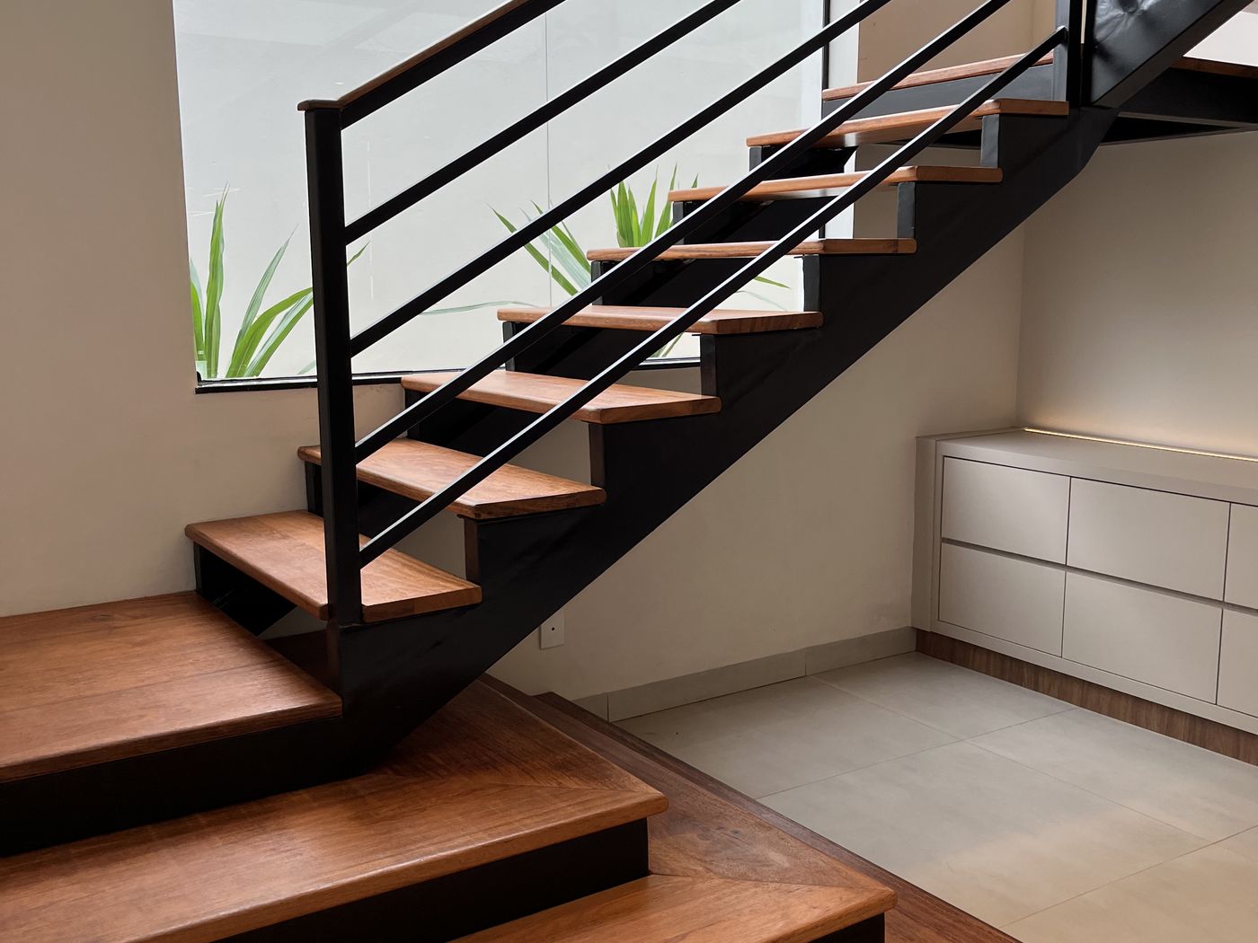 Escada com degraus em madeira em casa entregue pela Masta